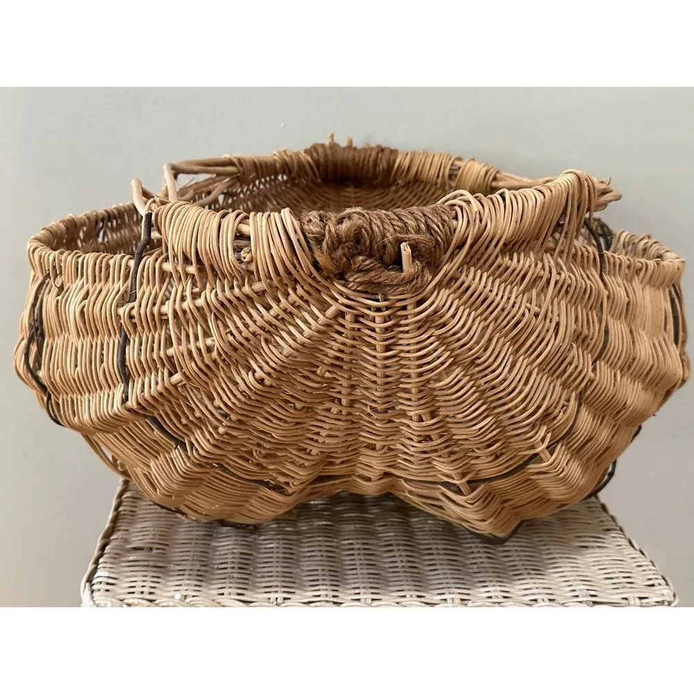 Lg Vtg Handwoven Wicker Gathering Buttock Basket Primitive Egg Farmhouse Decor
